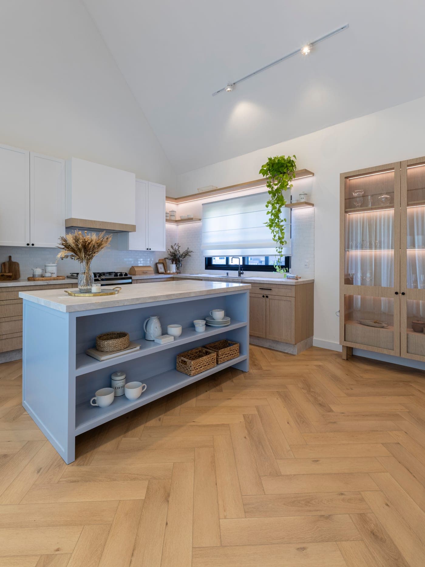 Cozinha aberta com piso Böhn Floor, luz natural e plantas